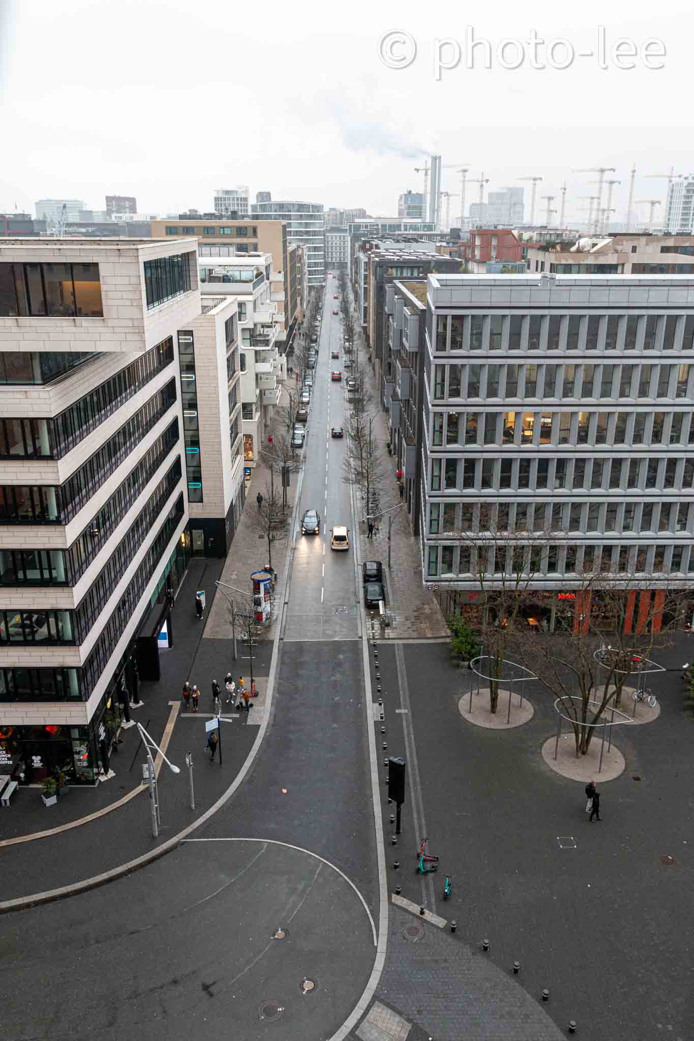 Blick auf die Straße Am Kaiserkai von der Elbphilharmonie